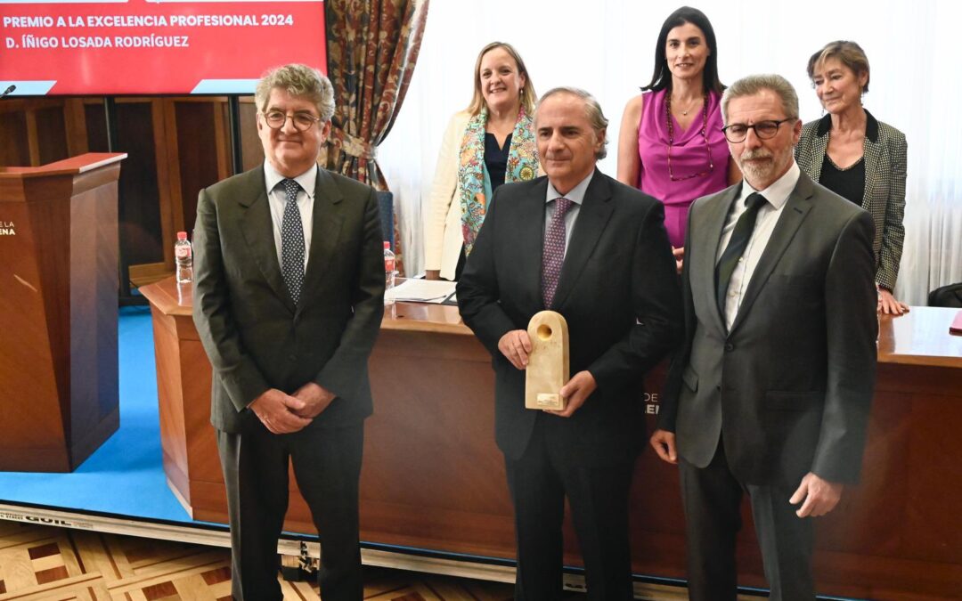 Íñigo Losada recibió ayer el Premio a la Excelencia Profesional de Unión Profesional Cantabria